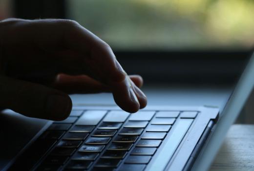 Još dva mjeseca pritvora optuženom za psihičko zlostavljanje novinarki