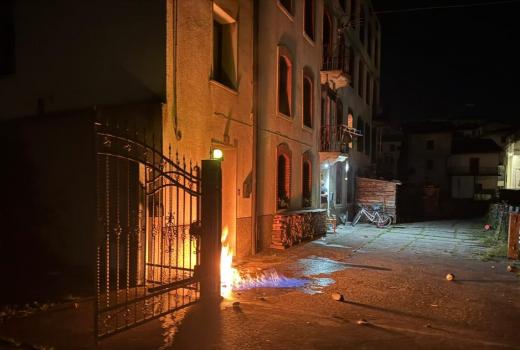Nakon prijetnji, ispred kuće novinara u Italiji podmetnut požar