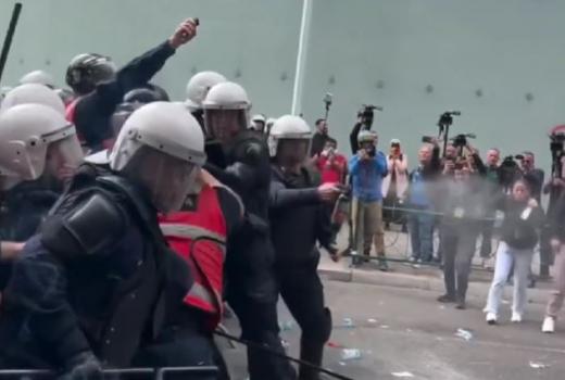 SafeJournalists: Albanska policija ne smije ometati novinare na protestima