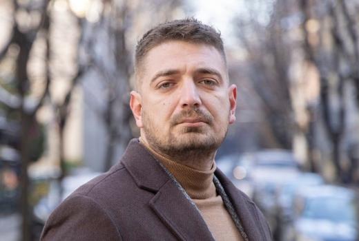 Bivšeg policajca, danas novinara u Novom Sadu, udario policajac