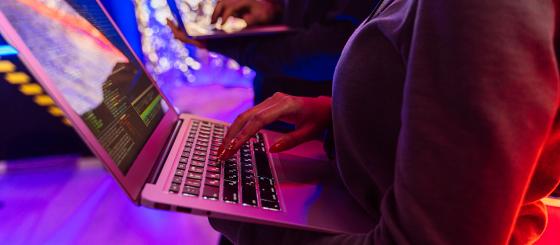 Borba protiv digitalnog nasilja između sigurnosti i kontrole nad slobodom govora